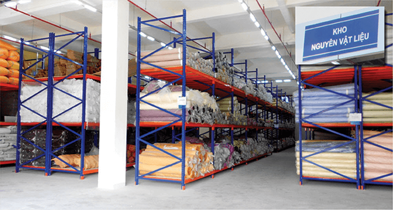 Kho nguyên vật liệu của xưởng may đồng phục Hải Anh có sức chứa khủng.