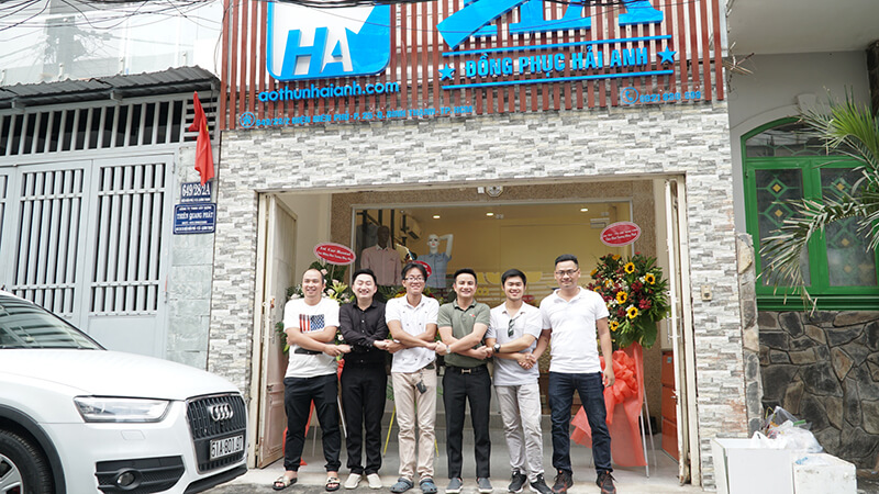 Các vị khách quý đến chung vui buổi lễ khai trương cơ sở mới