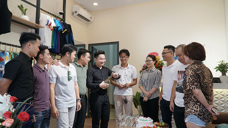 Giám đốc điều hành Trần Văn Hải khai rượu chúc mừng