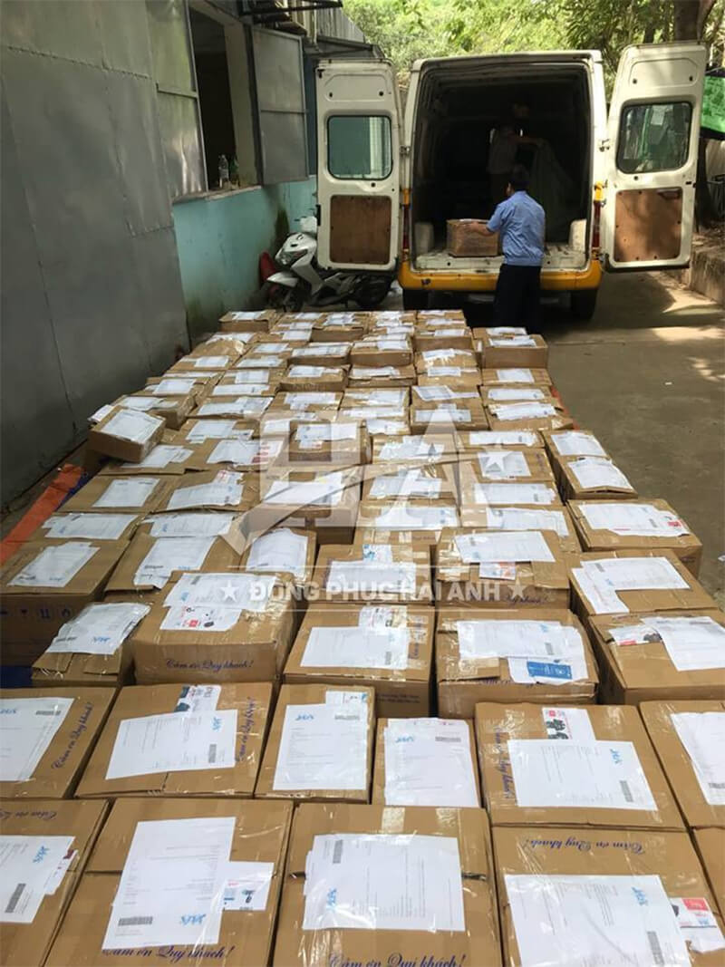 Những kiện hàng chuẩn bị được vận chuyển đến tay khách hàng