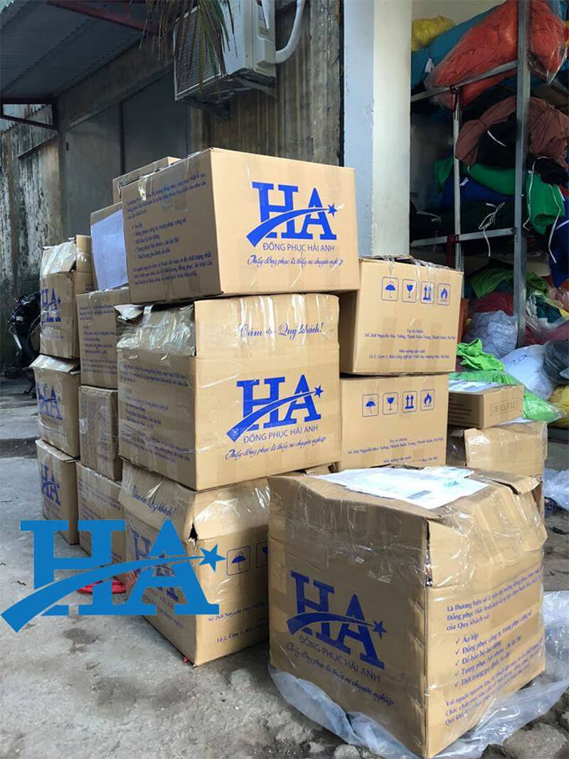 Từng đơn hàng được đóng thùng chắc chắn, ghi rõ tên và địa chỉ người nhận để đảm bảo an toàn trong quá trình vận chuyển và giao hàng