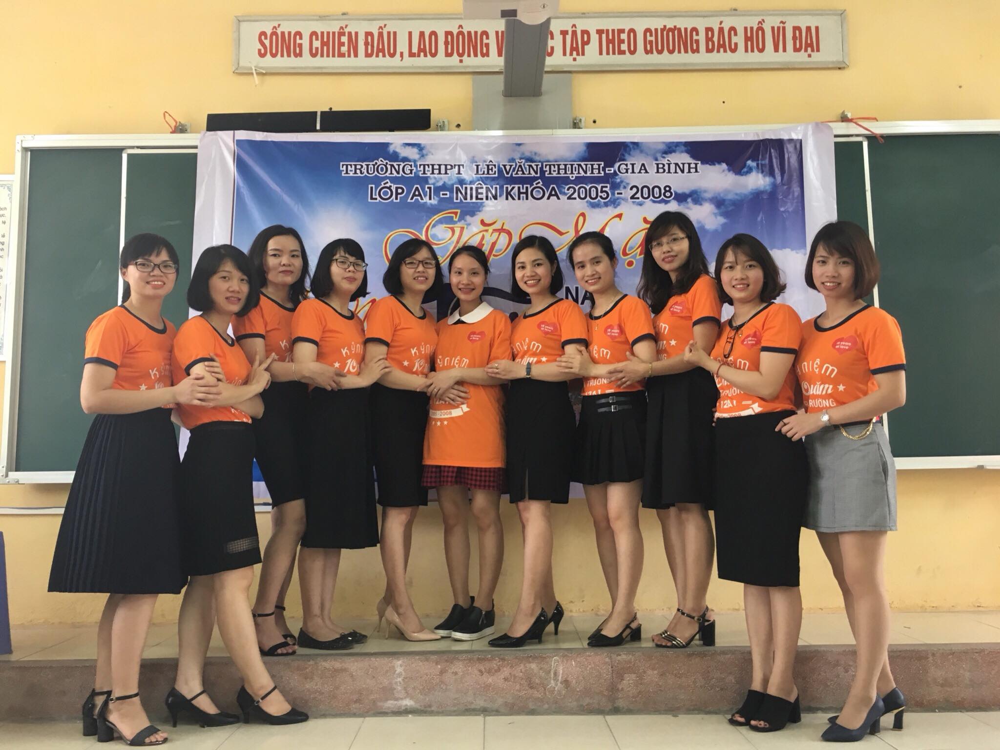 Từ chất liệu, đường may, kĩ thuật in ấn trên áo đồng phục họp lớp đều được chăm chút tỉ mỉ