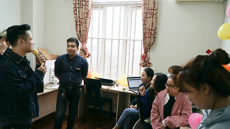 Những món quà được trao tận tay cho những cô gái phòng Thương mại điện tử