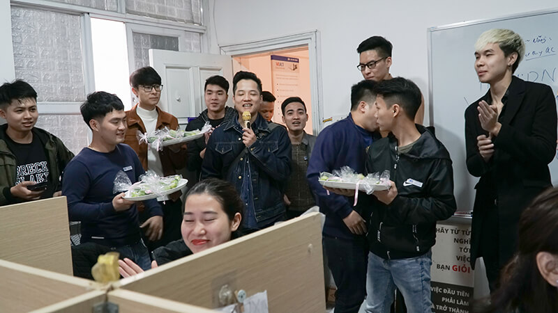 “Hoàng tử sơn ca” Tiến Đạt hát tặng phái đẹp bằng chính giọng ca tràn đầy cảm xúc
