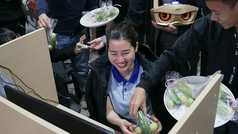 Nụ cười hạnh phúc luôn trên môi của các bạn gái khi được trao quà