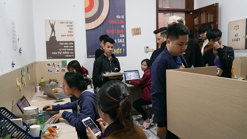 Không khí trao quà tại phòng Sale Học sinh
