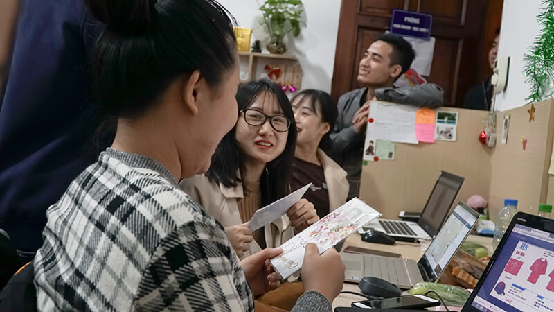 Những “cô gái vàng của làng chốt đơn” cũng không khỏi bất ngờ