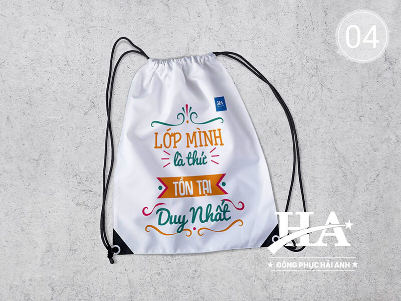 Balo rút in slogan: “Lớp mình là thứ tồn tại duy nhất”