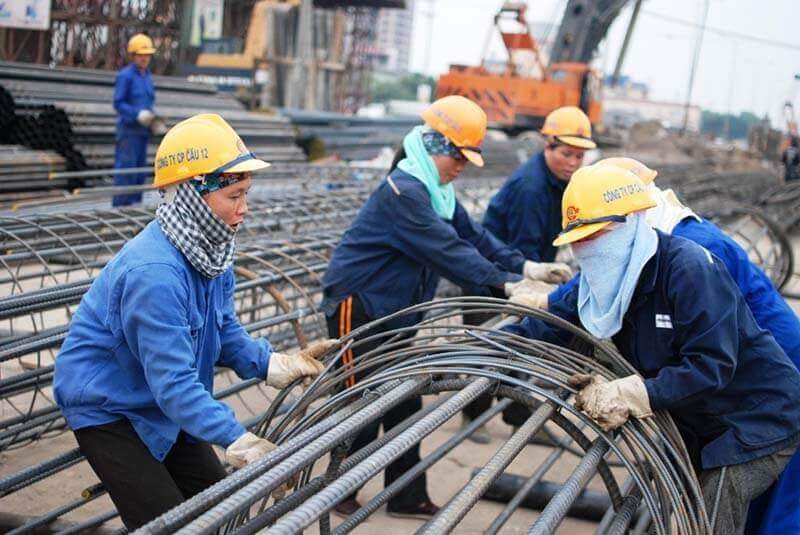 Việc sử dụng áo bảo hộ lao động ngày càng phát triển trong các nhà máy, xí nghiệp.