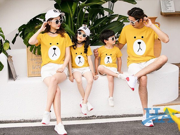 Những chiếc áo đôi gia đình luôn chứa đựng nhiều ý nghĩa đặc biệt tác động đến tất cả mọi người xung quanh.