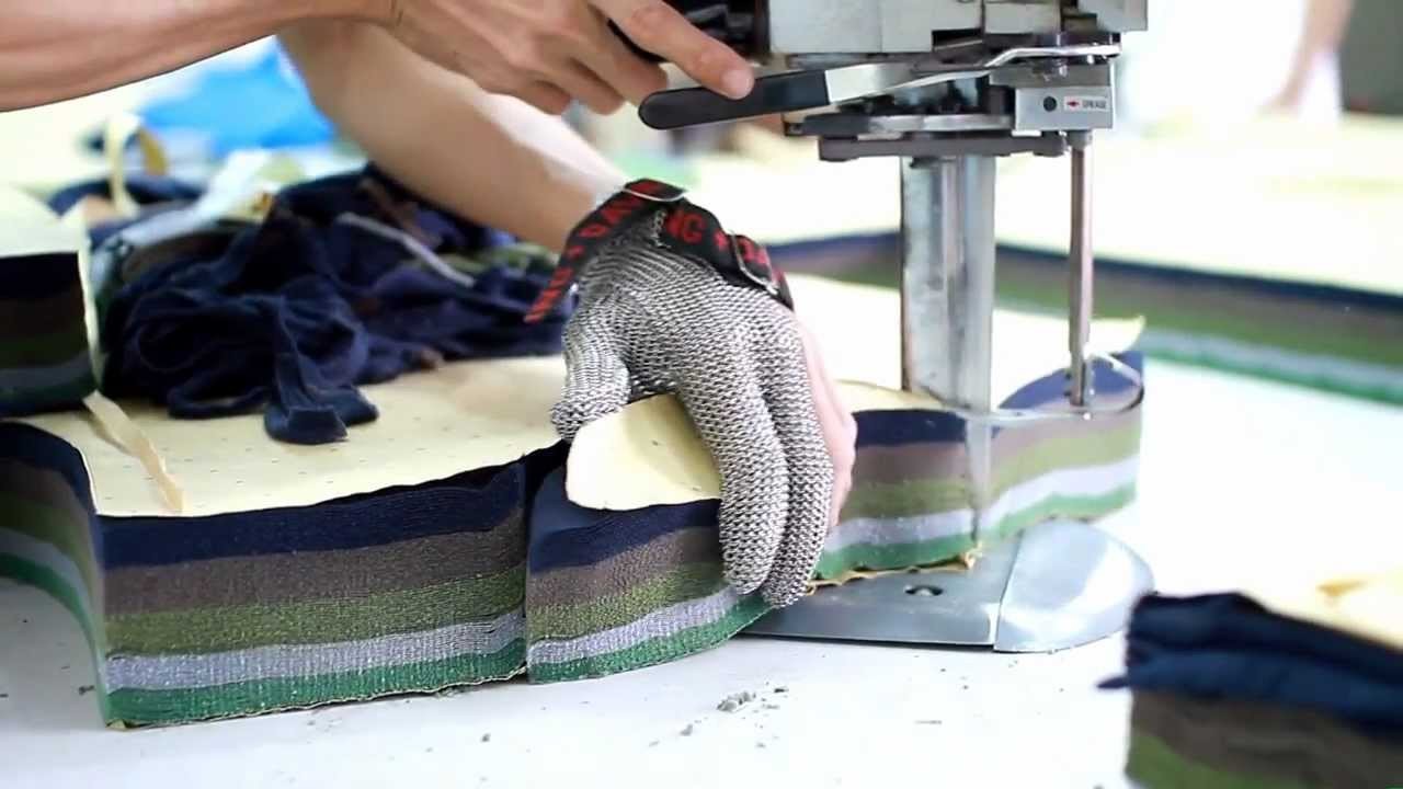 Để có được những mẫu áo đồng phục Hải Anh có độ chính xác cao đòi hỏi công đoạn cắt vải cần có sự khéo léo