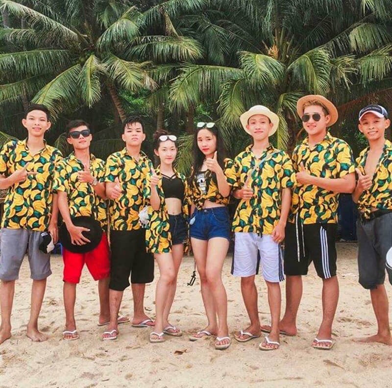 Sơ mi hoa quả cũng là mẫu áo đồng phục nhóm được yêu thích trong mùa hè này.