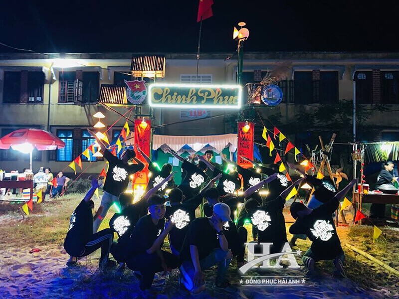 Thiết kế trên áo đồng phục nhóm hiện nay ngày càng đa dạng có thể đáp ứng được nhu cầu sử dụng đồng phục của giới trẻ hiện nay.