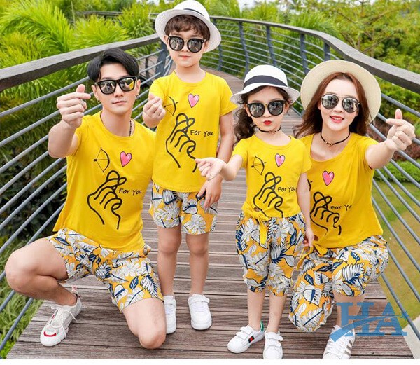 Qua các mẫu áo gia đình mùa hè gắn kết mọi thành viên trong gia đình.