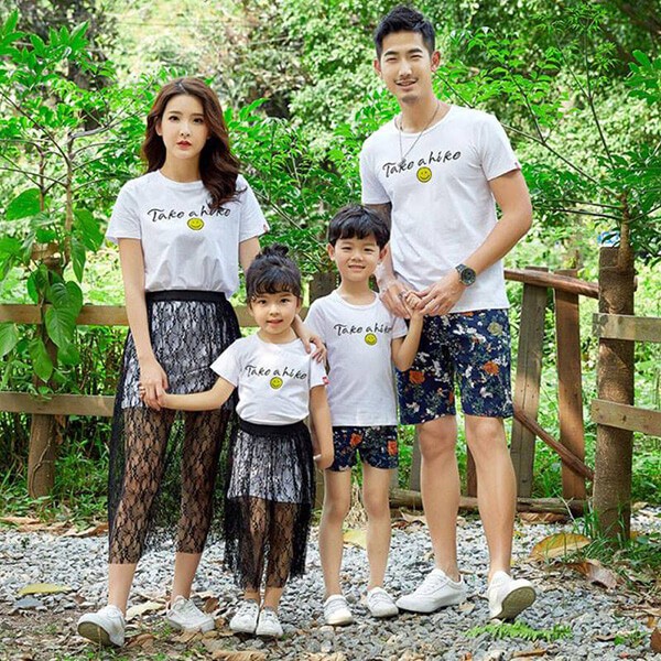 Bên cạnh mẫu áo gia đình mùa hè thì mẹ và bé gái có thể lựa chọn cho mình kiểu thiết kế dạng áo váy mang lại nét dịu dàng nữ tính.
