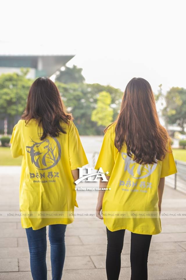 Sự kết hợp của một chiếc áo thun cổ tròn quen thuộc, thiết kế tay lỡ mang đến phong cách hiện đại