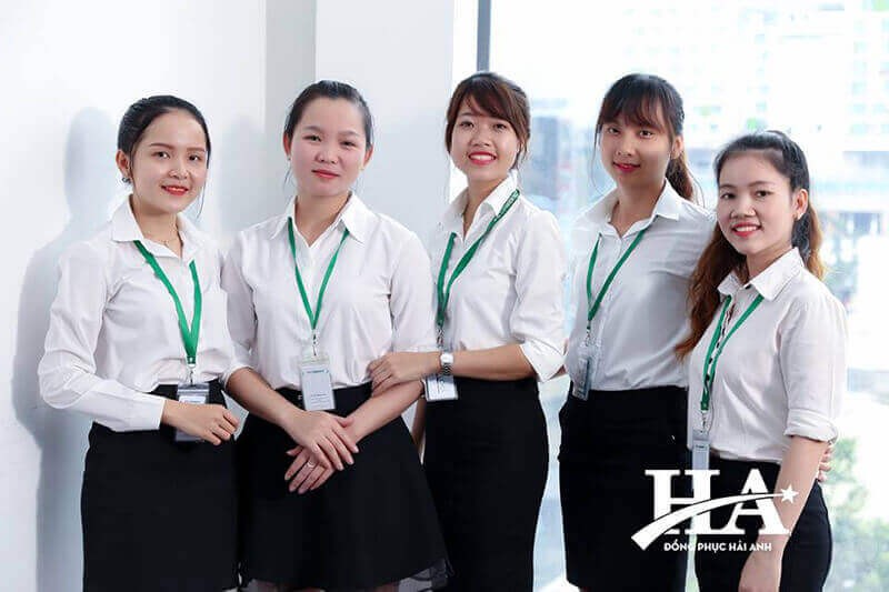 Những chiếc áo sơ mi đồng phục gam màu trắng luôn tạo dựng được hình tượng đẹp, lịch sự trong mắt khách hàng.