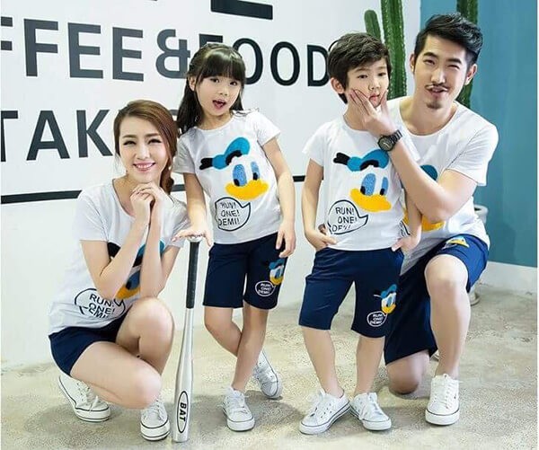 Các thiết kế họa tiết vịt Donal sử dụng trong áo thun đồng phục gia đình đẹp thu hút sự quan tâm của mọi người.
