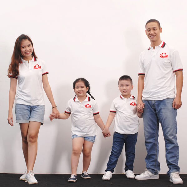 Mẫu áo thun đồng phục gia đình đẹp với gam màu trắng cổ bẻ mang lại cho các thành viên vẻ thanh lịch và lịch sự hơn.