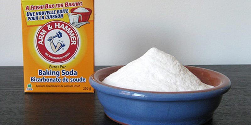 Baking soda là một trong những chất liệu quan trọng trong công tác làm mới quần áo đồng phục khỏi những vết ố vàng một cách nhanh chóng.