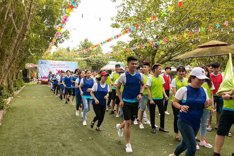 Các đội khởi động bằng bài tập chạy nhẹ nhàng như tiếp thêm năng lượng để sẵn sàng chiến đấu, chinh phục những thử thách đang chờ đợi họ phía trước