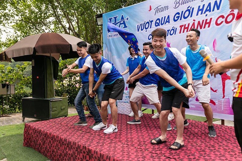 Từng đội thể hiện thông điệp và những điệu nhảy đặc biệt mang phong cách riêng của đội mình