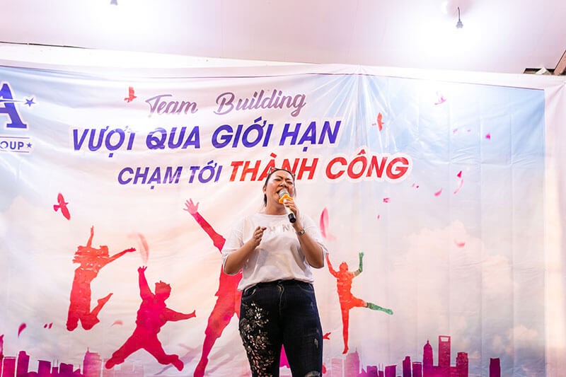 Mở đầu là tiết mục rất hấp dẫn “Cho em gần anh thêm chút nữa” thể hiện qua giọng ca đầy nội lực của chị Lê Tình xưởng Ngọc Hồi