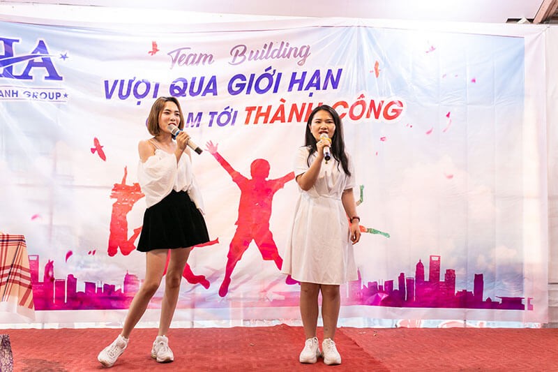 Hai cô gái xinh đẹp phòng KDHS mang đến cho chương trình bài hát “Tình yêu màu nắng” với những giai điệu đầy trẻ trung, vui nhộn