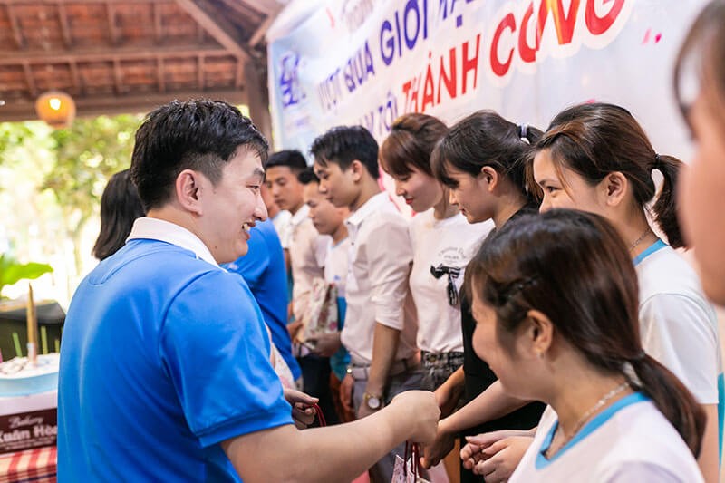 Ông Trần Văn Hải (GĐ điều hành công ty) lên trao quà cho các nhân viên có ngày sinh trong tháng 4