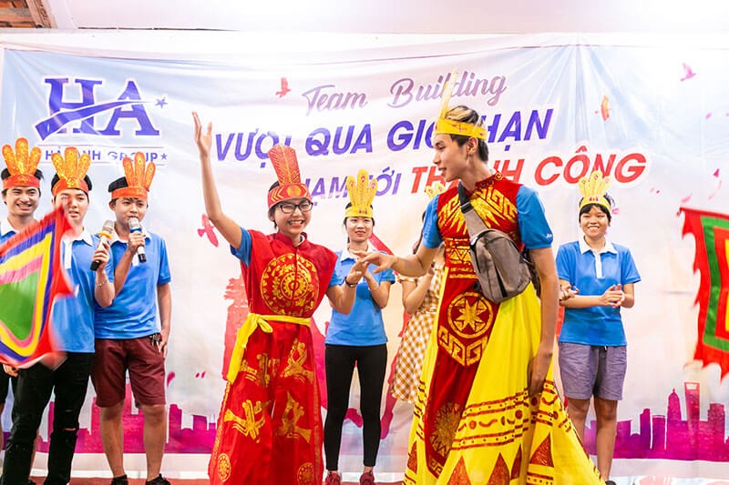 Những chàng trai, cô gái xinh đẹp, đầy tài năng đến từ phòng Marketing mang đến tiết mục hát tốp ca ca khúc “Dòng máu Lạc Hồng” với giai điệu hào sảng, chứa đựng tinh thần mạnh mẽ , nhớ ơn nguồn cội