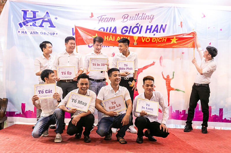 Tập thể những chàng trai đại diện xưởng Lĩnh Nam khép lại chương trình văn nghệ với ca khúc “Nối vòng tay lớn”