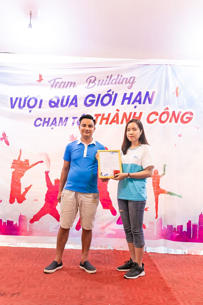 Bà Trần Thư nhận quyết định bổ nhiệm Giám đốc sản xuất