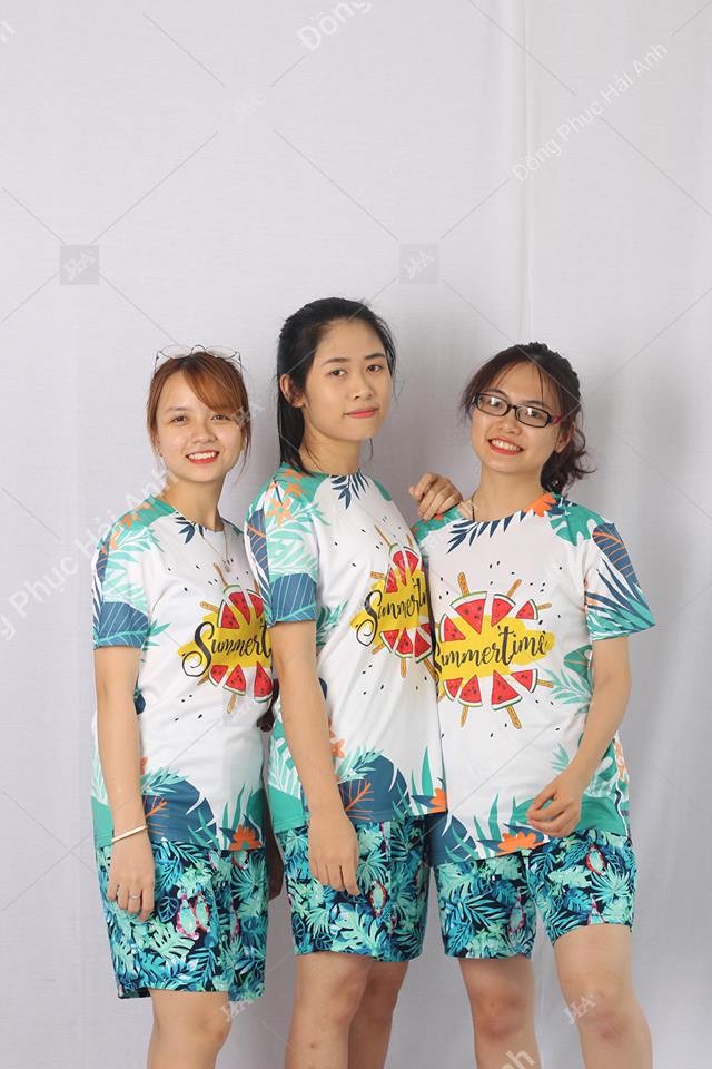 In áo đồng phục du lịch giá rẻ bằng phương pháp in lụa mang đến những hình in có màu sắc chân thực