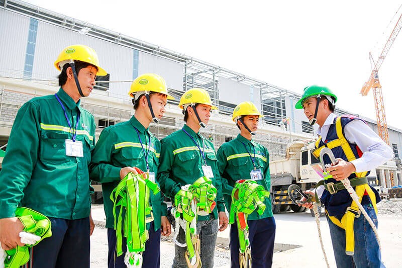 Đối tượng sử dụng mẫu bảo hộ lao động đẹp sẽ phải kể đến các nhân viên, người lao động đang chiếm số đông trên thị trường.