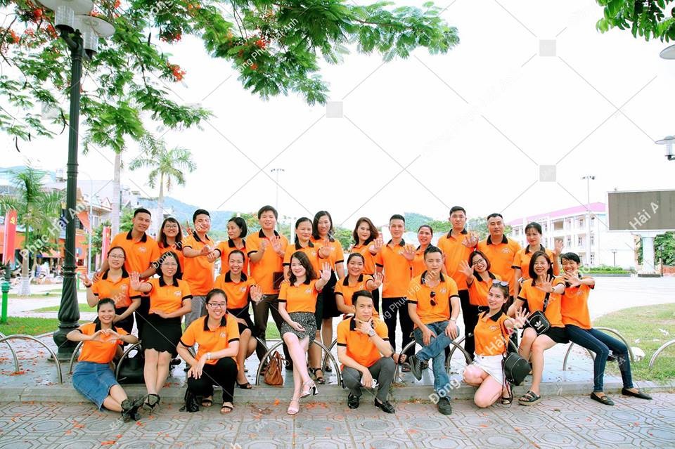 Khi may áo đồng phục giá rẻ Tp HCM, việc chọn chất liệu vải phù hợp sẽ đảm bảo chất lượng và cảm nhận của người mặc