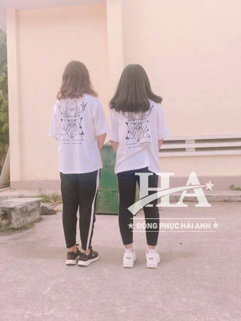 Lựa chọn hình in và khu vực in thêu cũng ảnh hưởng đến chi phí khi may áo lớp giá rẻ