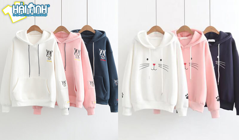 Áo lớp Hoodie truyền thống với thiết kế form dáng rộng rãi, thoải mái, có mũ và 2 túi ở thân áo