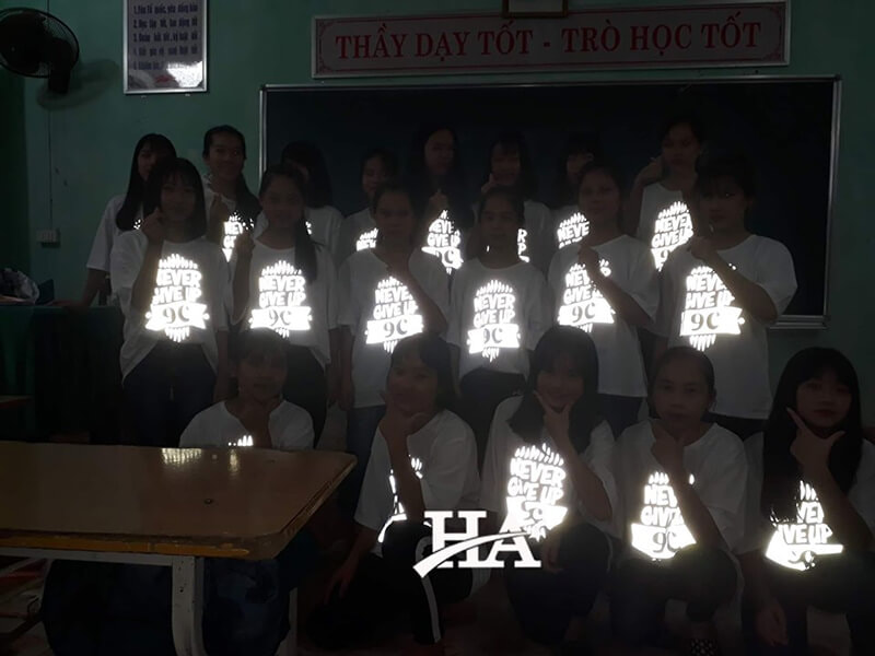 Áo lớp sáng tạo kiểu dáng áo thun với hình in phản quang
