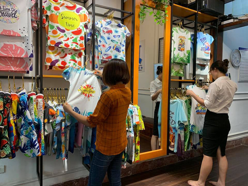 Khách hàng tham quan và lựa chọn sản phẩm tại Shop áo thun Hải Anh