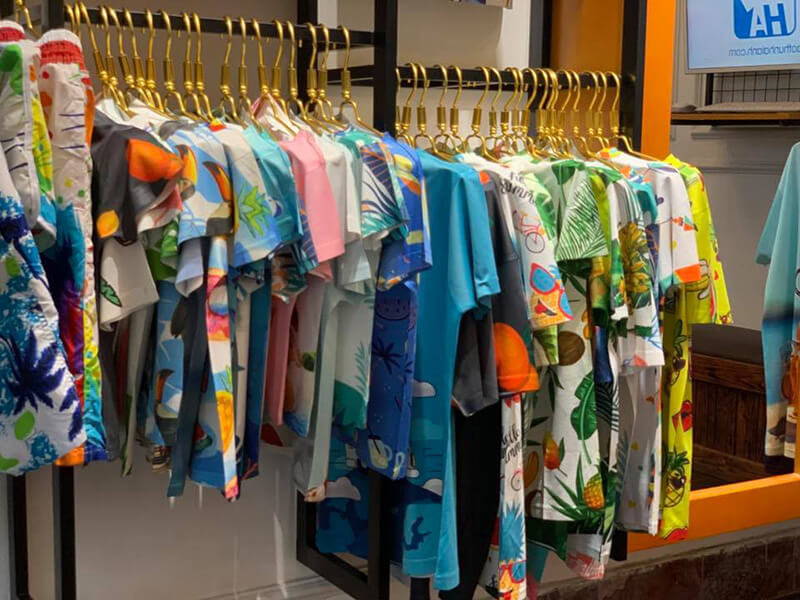 Áo được treo gọn gàng, ngăn nắp tại Shop áo thun Hải Anh