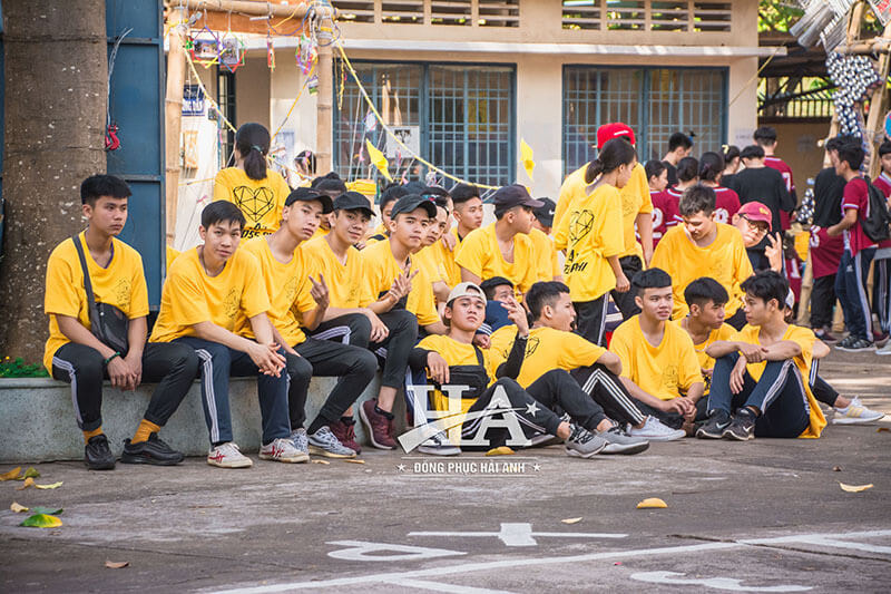 Thiết kế áo lớp Hà Nội oversize được nhiều các bạn học sinh lựa chọn bởi sự thoải mái, trẻ trung và năng động