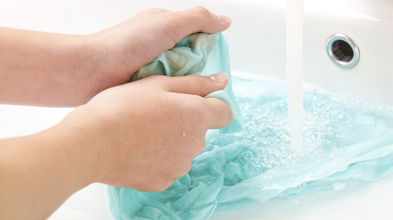 Cách giặt áo để bảo quản hình in áo lớp không bị bong tróc, phai màu