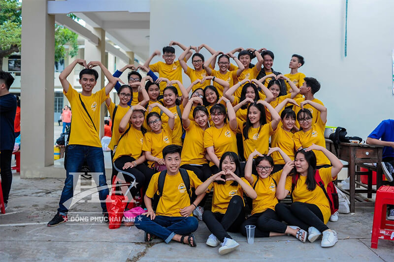 Phần mềm làm áo lớp tự thiết kế online Spreadshirt giúp bạn thiết kế những mẫu áo lớp phong cách đáng yêu, trẻ trung, hiện đại