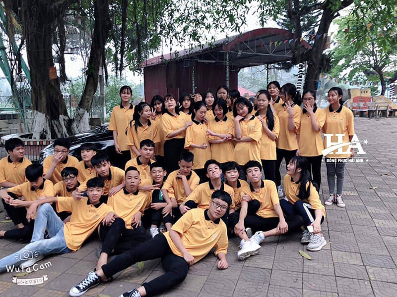 Màu sắc mẫu áo thun lớp đẹp nhất không thể thiếu gam màu vàng nổi bật