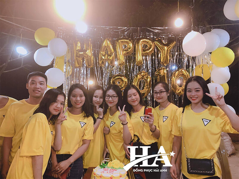 Shop làm áo lớp uy tín cần có thông tin liên hệ rõ ràng