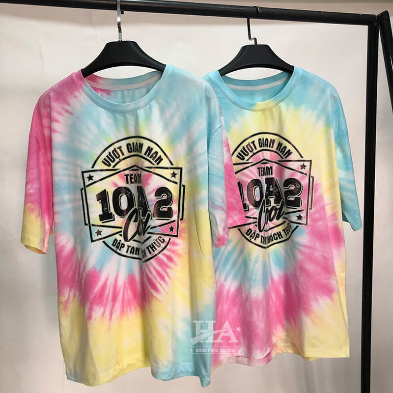 Mẫu áo lớp Tie dye 10A2 slogan “Vượt gian nan đập tan thách thức”