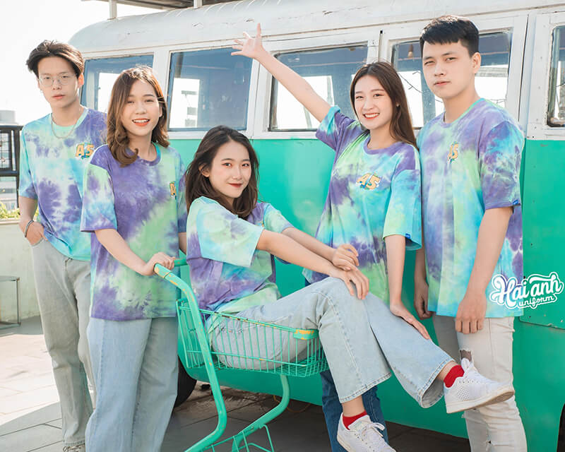 Áo lớp Tie dye "mix" với quần jeans là sự kết hợp an toàn, nhưng không kém phần cá tính