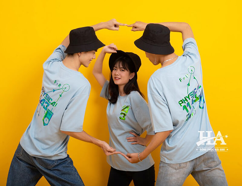 Áo lớp Hologram nổi bật với hình in đa chiều mang đến hiệu ứng thị giác bắt mắt, thú vị