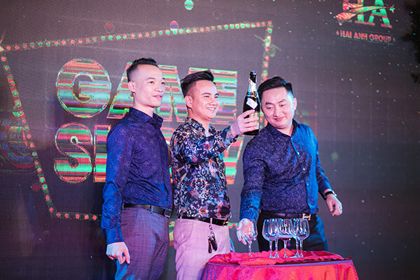 Đại diện ban lãnh đạo công ty khui rượu vang, khai tiệc chương trình