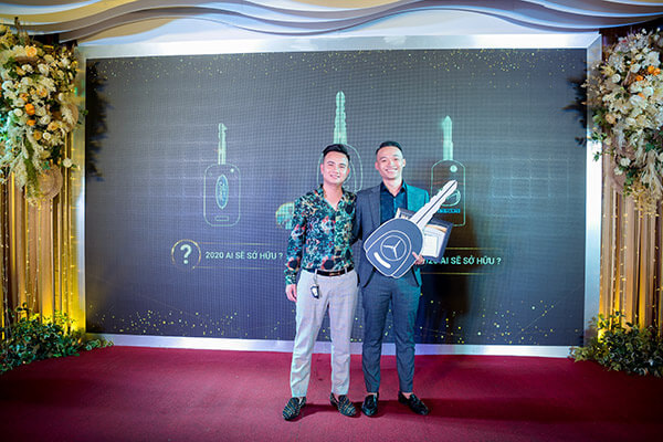 Ông Vũ Lập, Giám đốc xưởng HN và TPHCM, với những đóng góp tích cực trong thời gian vừa qua, ban lãnh đạo quyết định trao phần thưởng là một chiếc xe hơi Mercedes